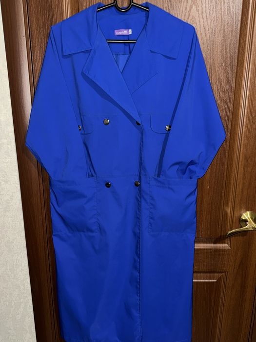 Тренч цвета электрик