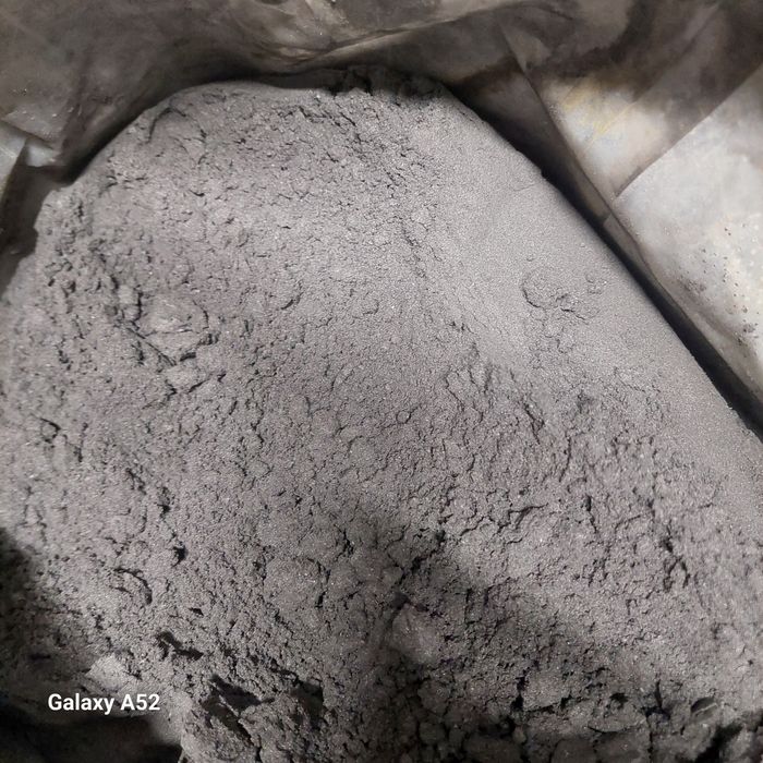 Продавам  черен графит на прах.