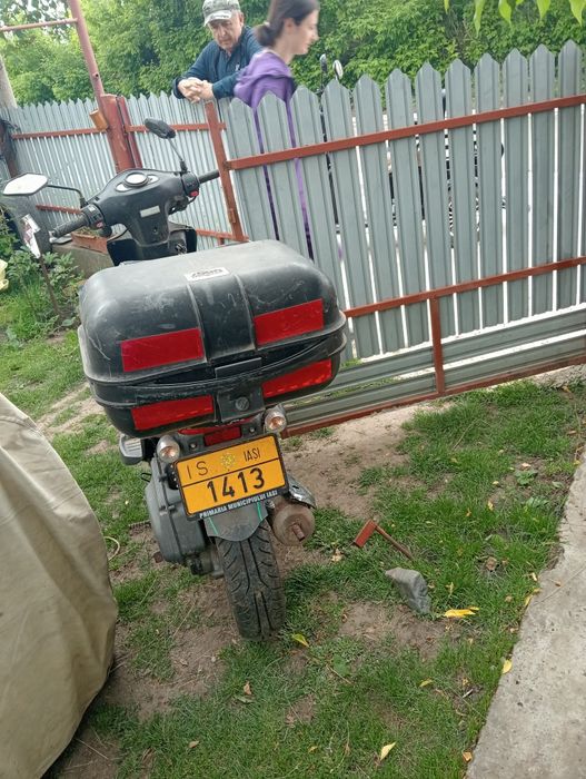 Vand scuter perfect funcțional și unul de rezerva