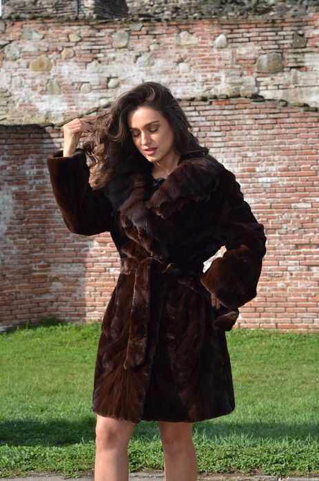 Haina blana lunga de nurca [Amanet Club Caro]