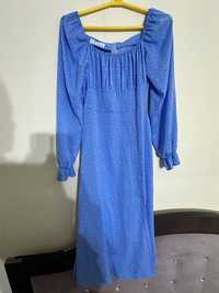 Нежно голубое платье в горошек