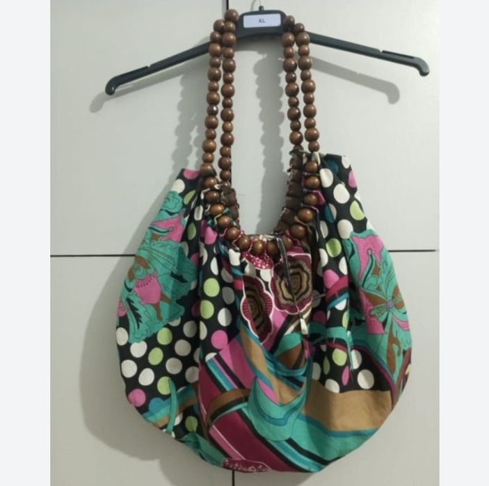 Geantă de damă din material textil cu toarte din mărgele de lemn