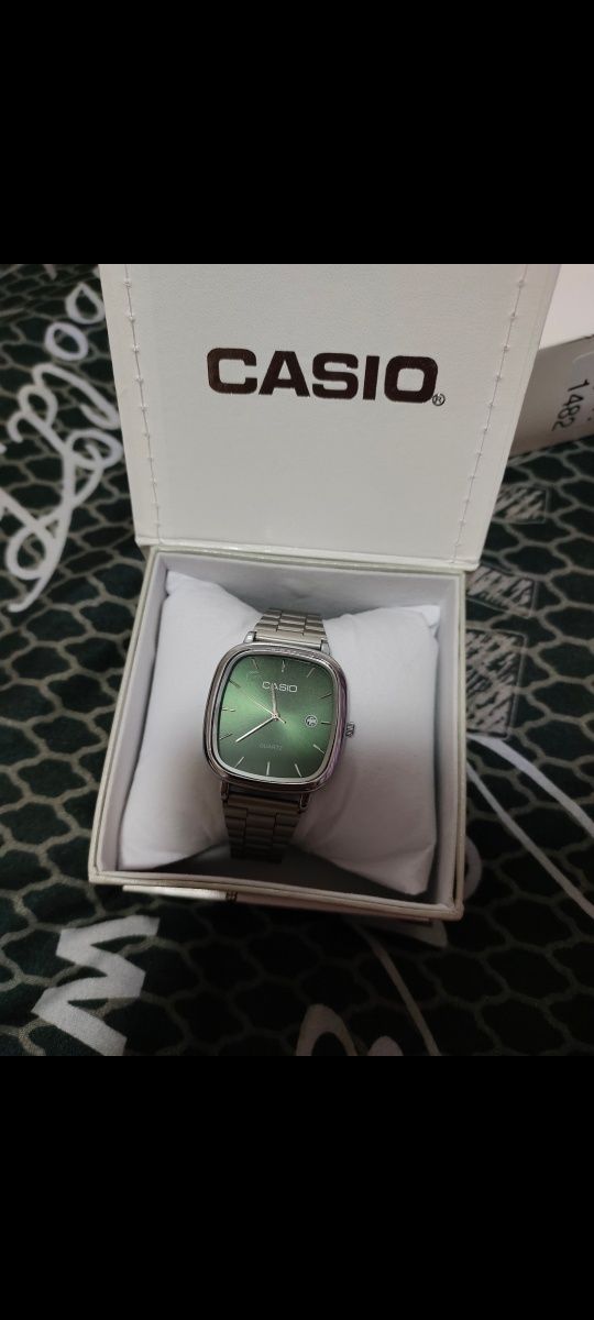 Часы от бренда Casio Quartz