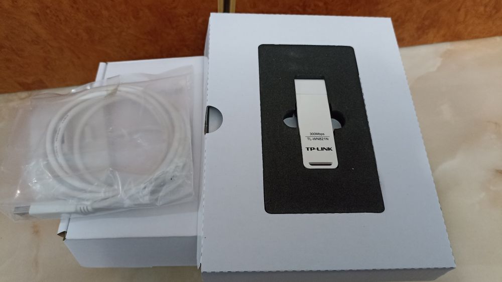 Vand un adaptor wirelles TP Link și un router Belkin