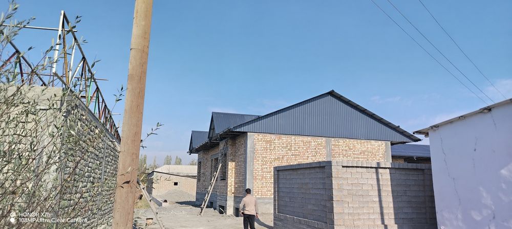 Qor   yomg'irga. Shamolga. Chidashi uchun sabablar qilingan.