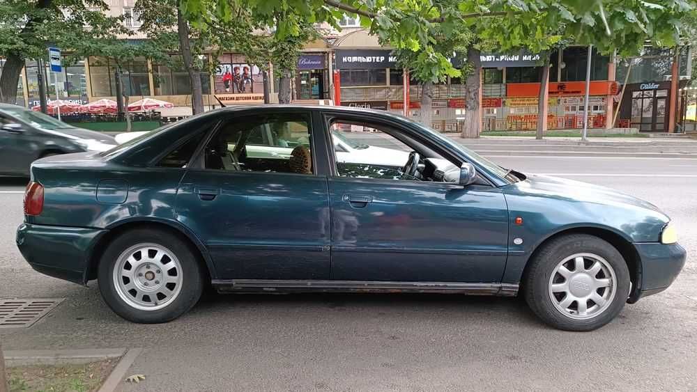 Автомобиль Audi A4 1995 года