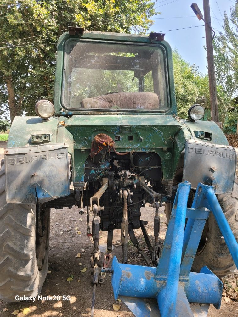 MTZ 80  yurip turgan holda