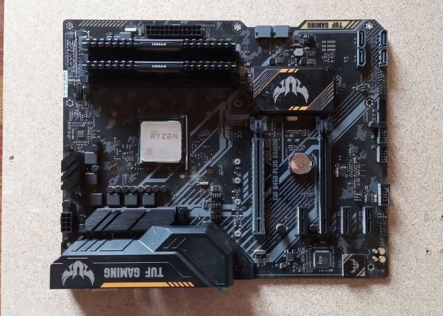 Материнская плата, процессор, оперативка и блок питания.