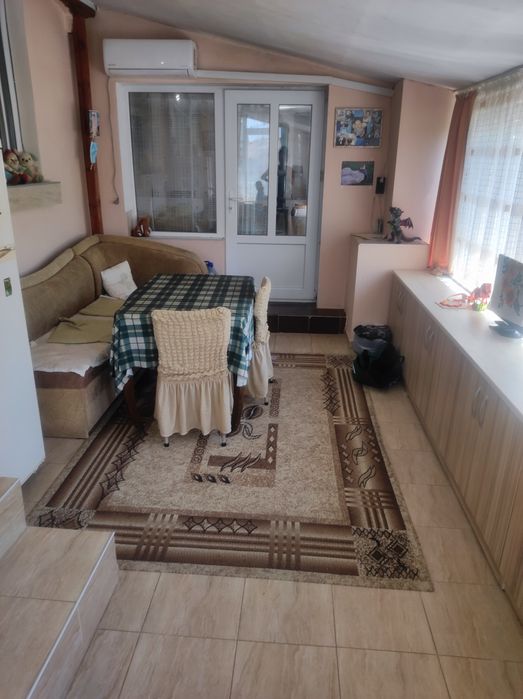 Къща с двор за продажба