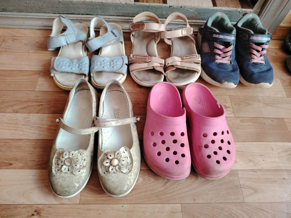 Отдам даром детскую обувь