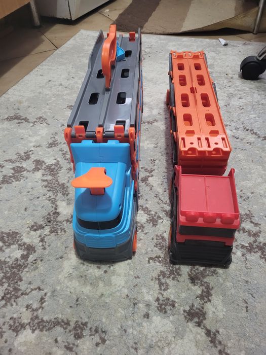 Hotwheels  camioane+ masinute