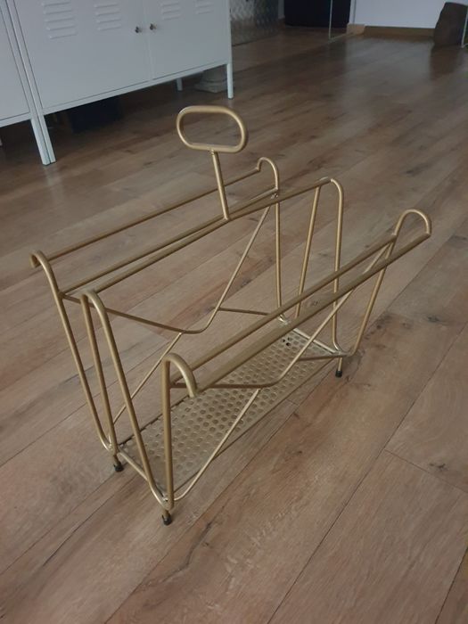 Suport reviste din fier, aspect vintage