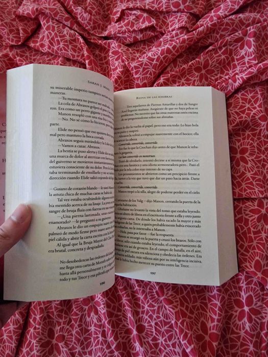 Фентъзи поредица "Стъкленият трон" на испански език, чисто нови