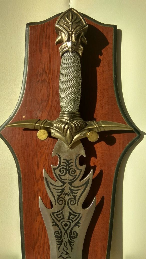 Фентъзи, масивен, метален меч с богата орнаментика и дървена стойка