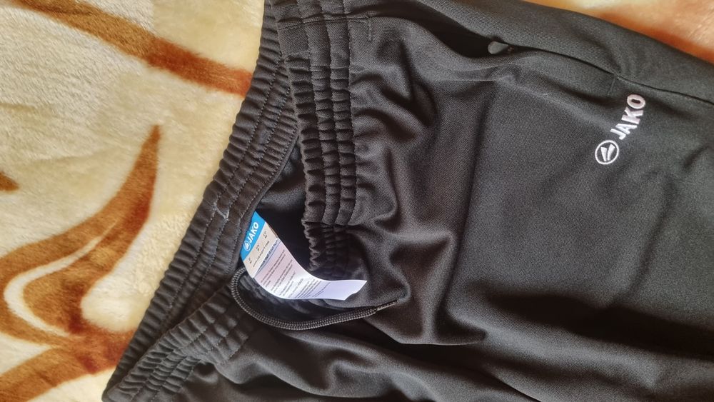 Vând pantaloni  trening