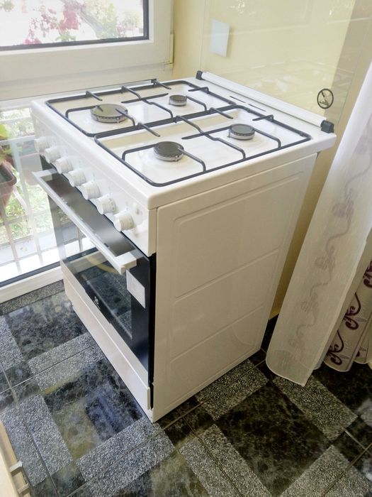 Vând aragaz pe gaz ELECTROLUX , NOU, dimensiuni 60X60X85.