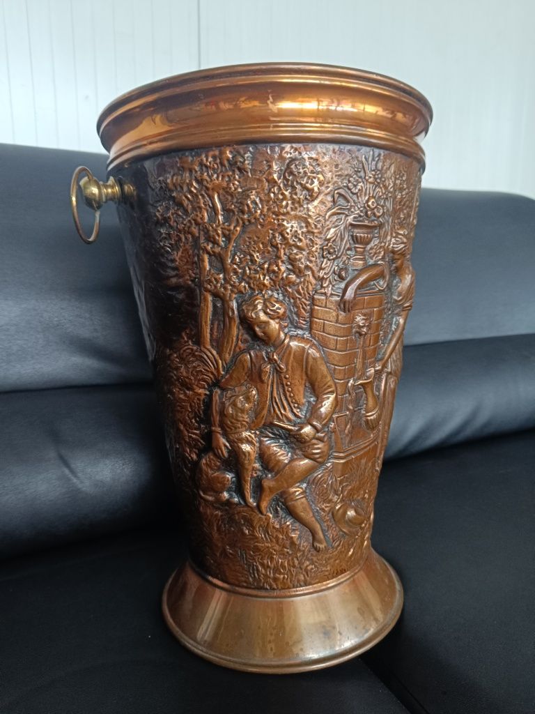 Голяма старинна медна кофа