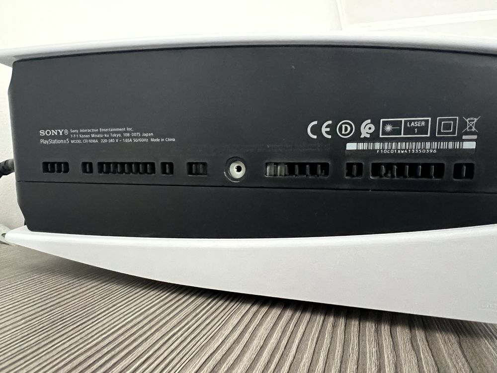 Playstation 5 PS5 CFI-1016A + два джойстика и 10 игри
