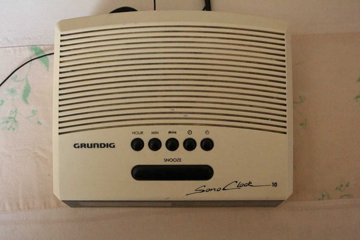 Радио часовник Grundig