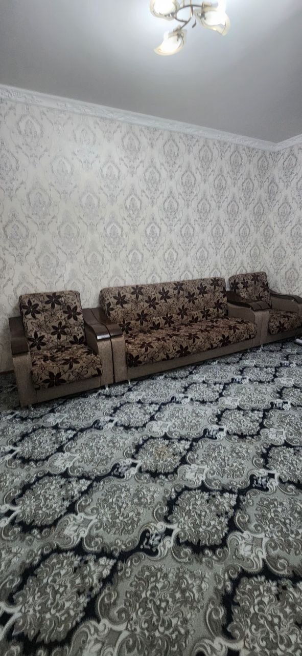 Chilonzor  11 kvda 4 honali uy bor.