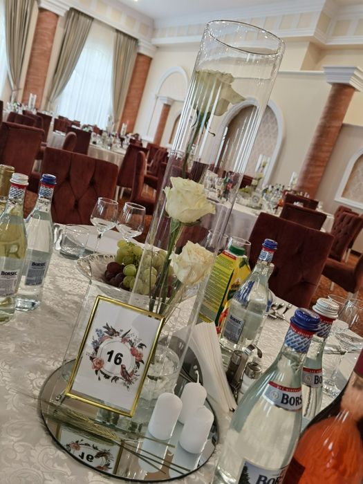 Vând vază sticlă cilindru și pahar martini înalte