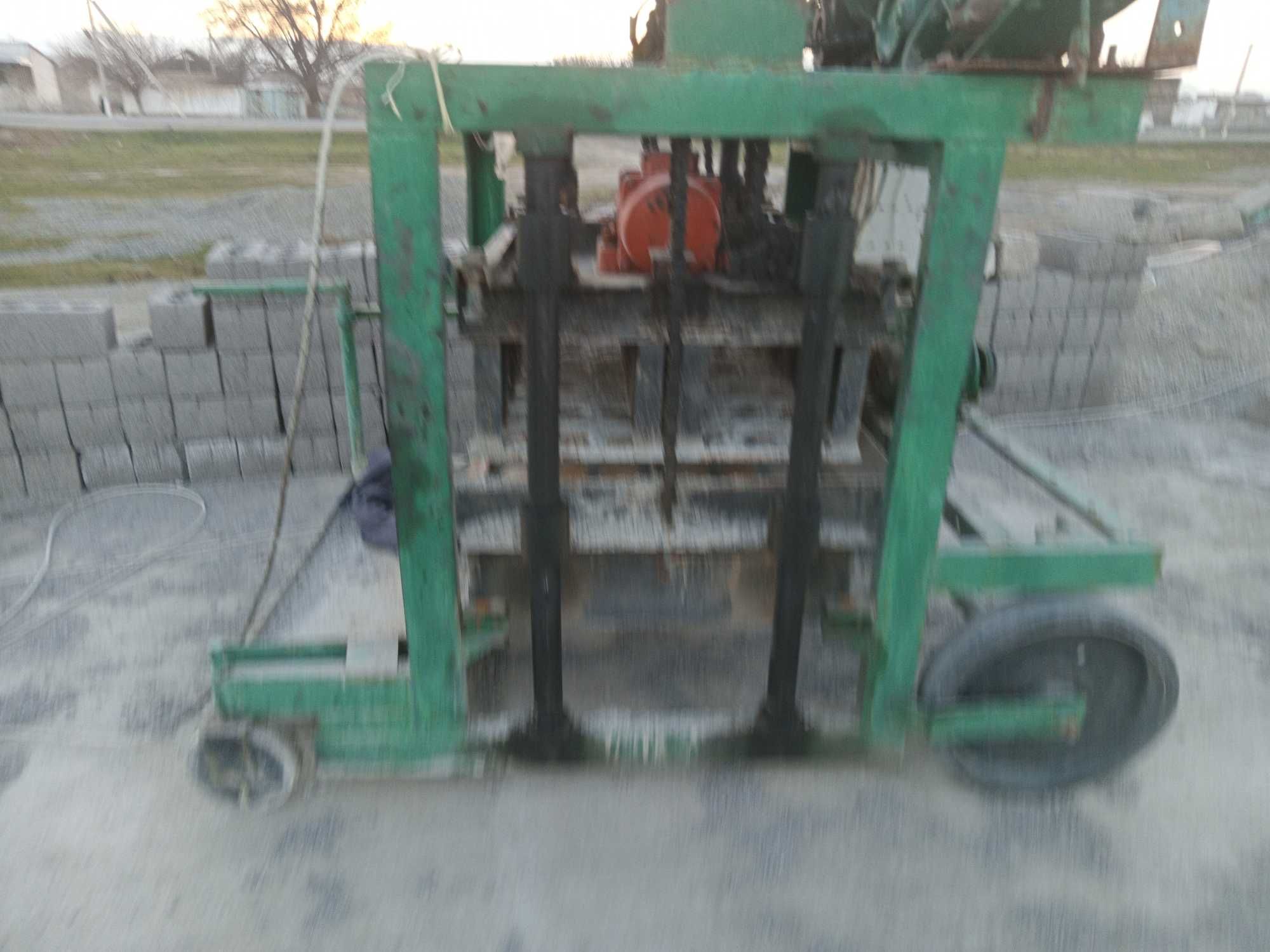 Шлакабдок аппарат .Бир куйишда 10 гишт чикаради.