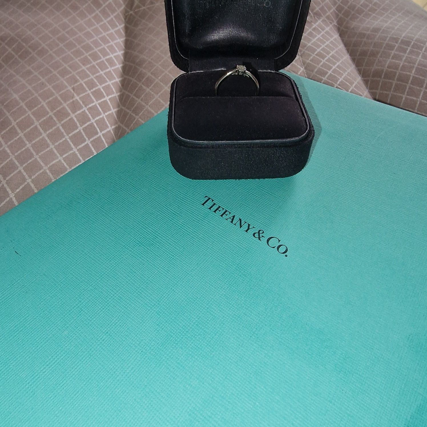 Кольцо с бриллиантом Tiffany & Co