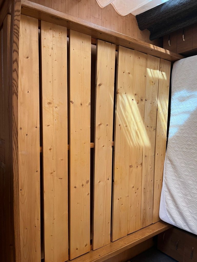 Vând pat din lemn masiv (stejar)