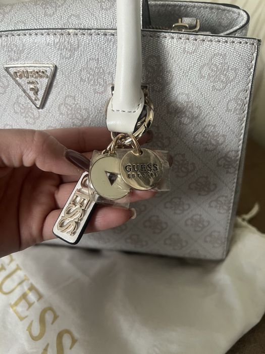 Дамски чанти Guess