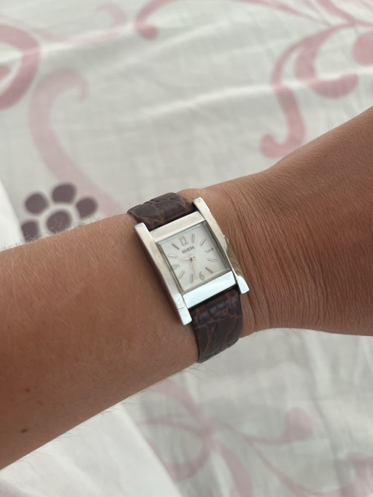 Дамски часовник Guess оригинален