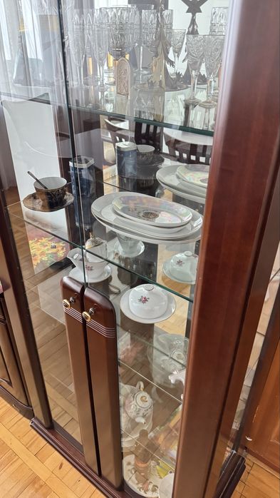 Комод и стеклянные шкафы