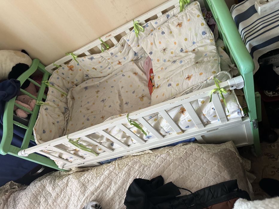 Детская кроватка с бортиками и макрасом