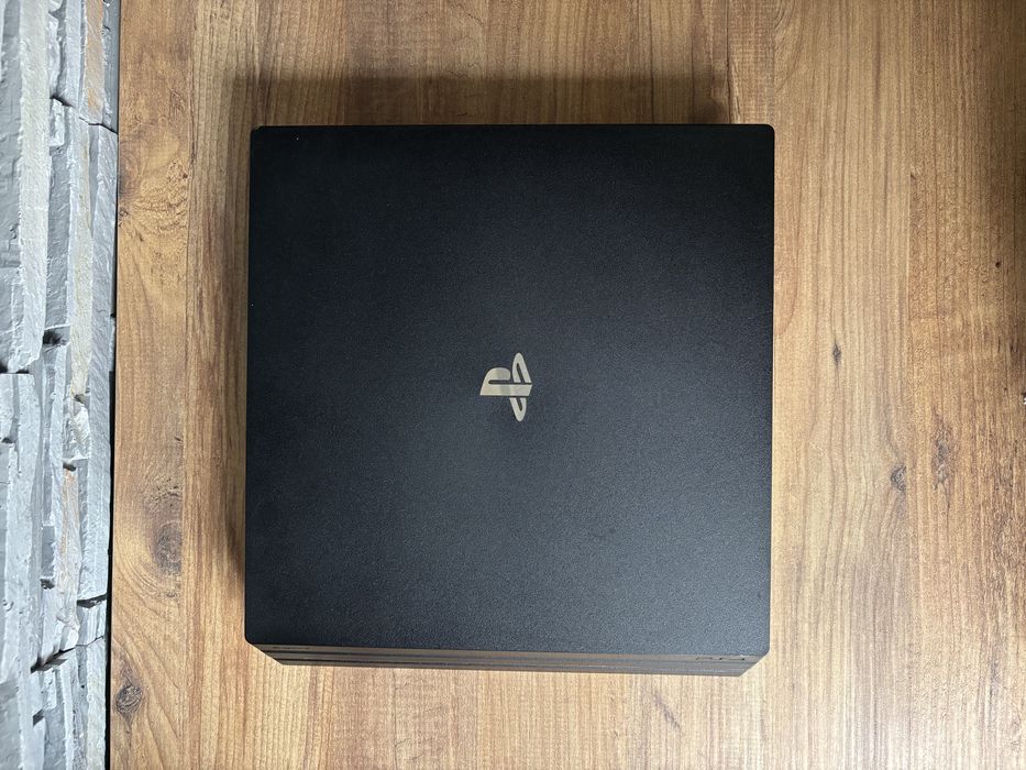 PlayStation 4 Pro с 10+ игри