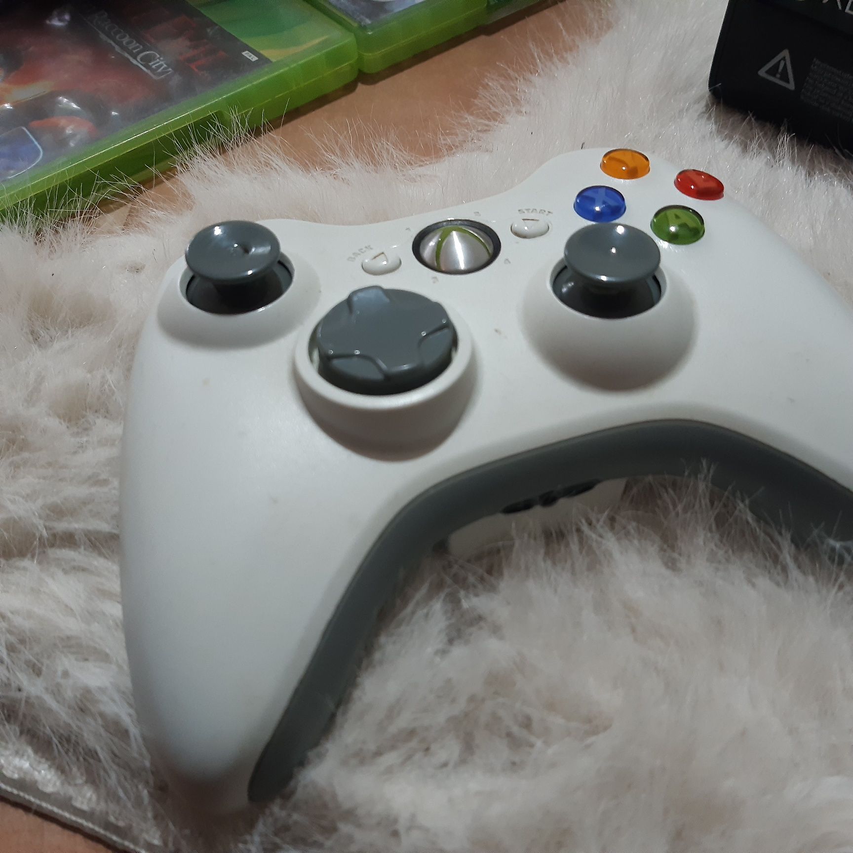 Xbox 360 , vine însoțit de 1 controler negru, cablul de alimentare și