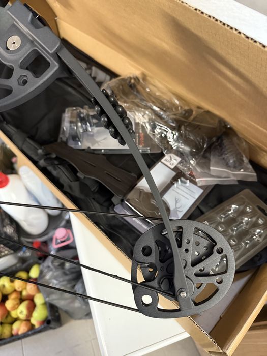 Arc vanatoare, compound bow, pe role din metal si carbon