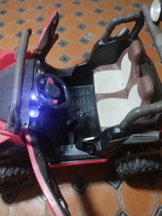 Продаются Детские машина на ходу работает отлично новый аккумулятор