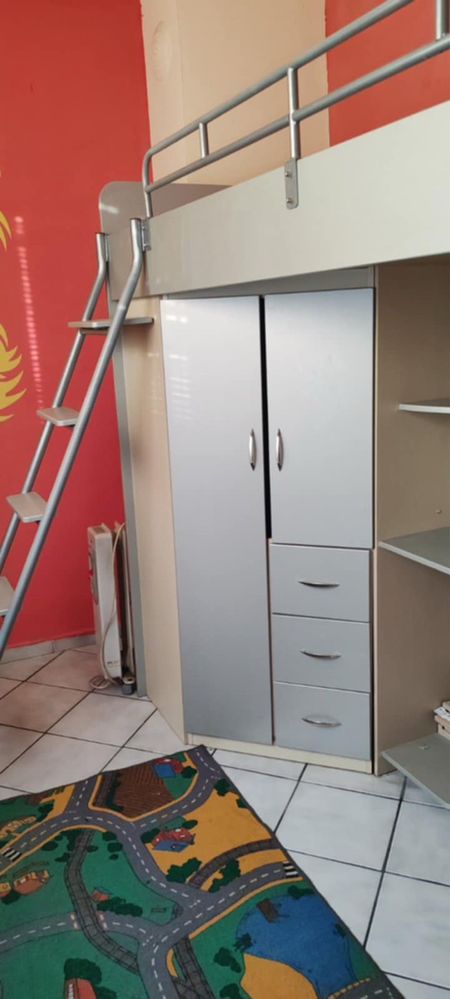 Двуетажно легло с гардероб и бюро