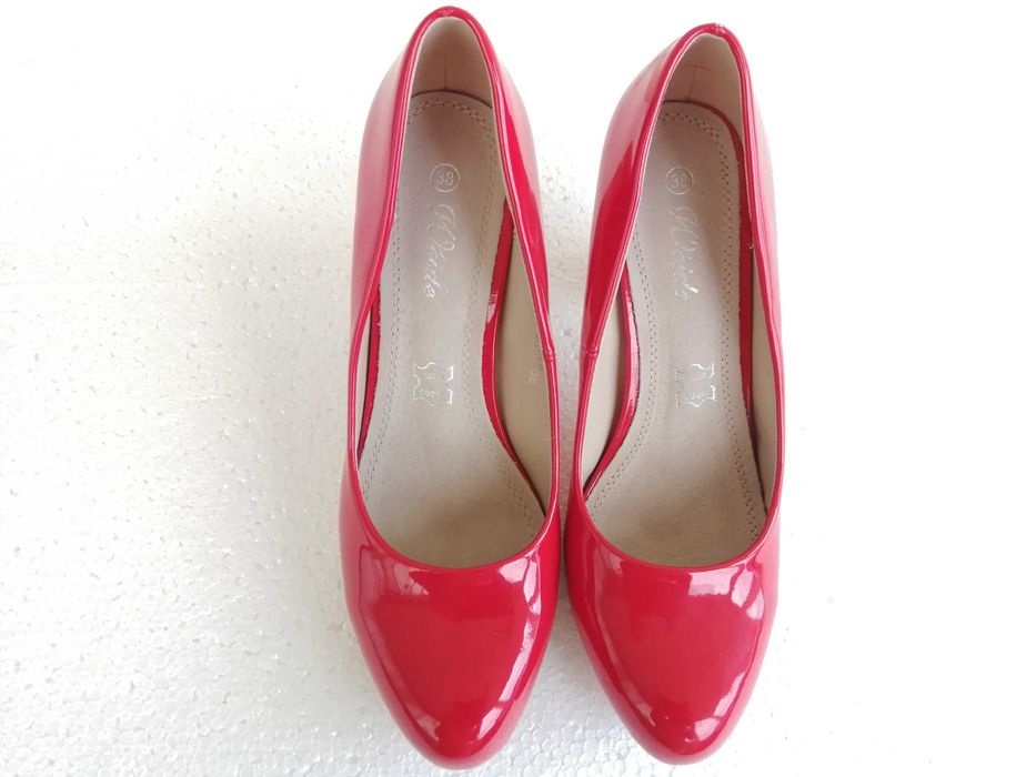 Vand pantofi dama, cu toc, din piele lacuita, masura 38.