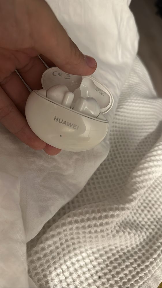 Casti huawei buds albe aproape noi