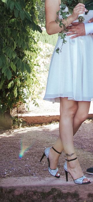 Vând  sandale elegante