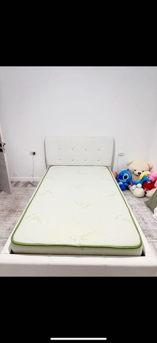 Pat tapițat cu spațiu de depozitare