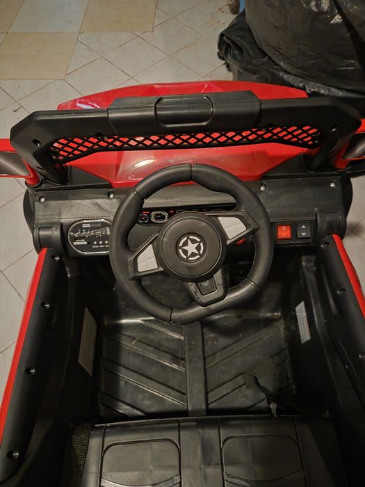 Vand masinuta electrica cu telecomanda, ca noua
