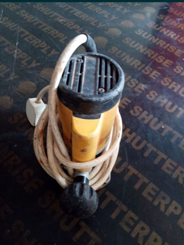 Обррфееза 12 цанга деволт DEWALT 220волта перфектно състояние