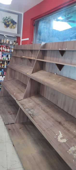 Продавам 2 бр.стелажи.