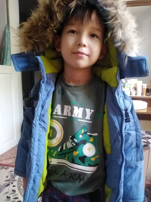 Продам куртку на мальчика 5-6 лет