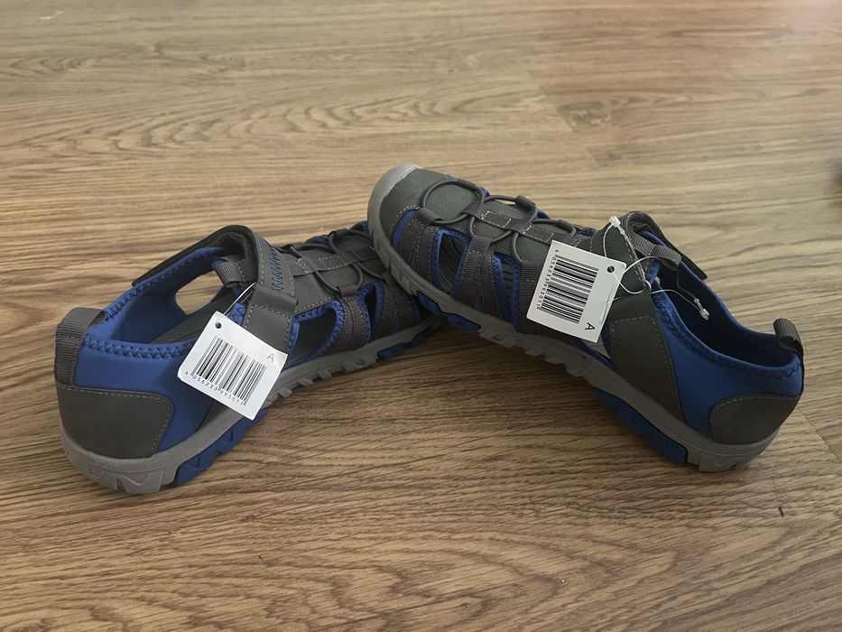 Чисто нови детски сандали