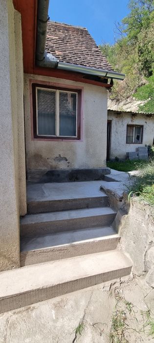 Vand casa singur pe curte utilitati:Gaz,Curent,Canalizare,Apa