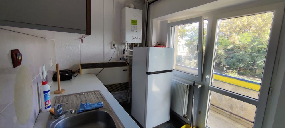 Apartament decomandat Piața centrala  etaj 1/7 la 1400 lei.