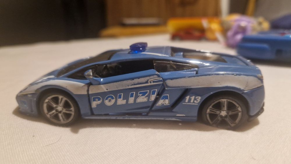 Метални коли със следи от употреба