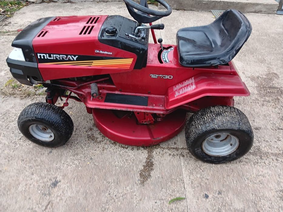 Tractoras de tuns iarba livadă